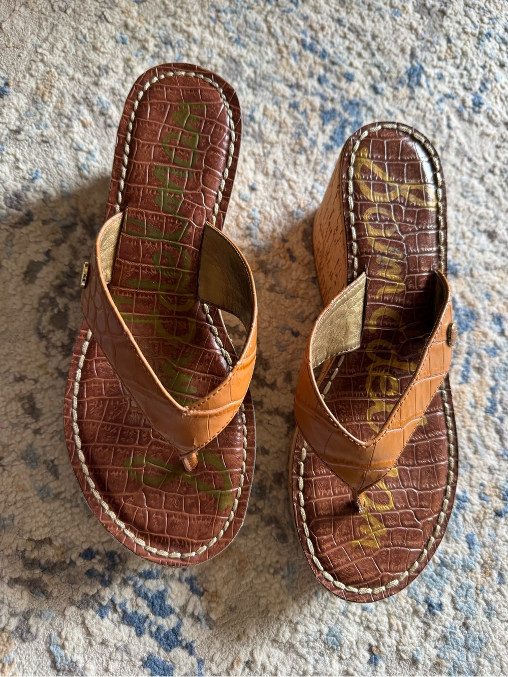 Sam Edelman Romy crocodile-embossed cognac brown platform thong wedges - Picture 2 of 10